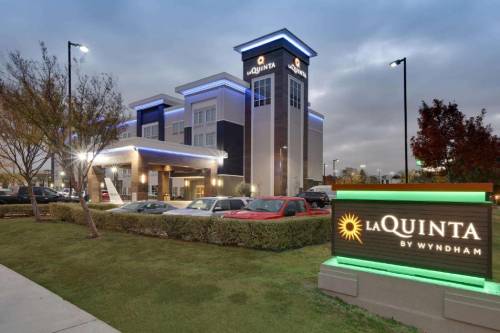 La Quinta by Wyndham Dallas Love Field allows 18 year olds to book a room in Dallas