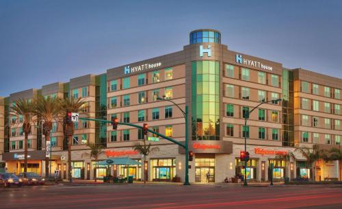 Hyatt House at Anaheim Resort/Convention Center allows 18 year olds to book a room in Anaheim