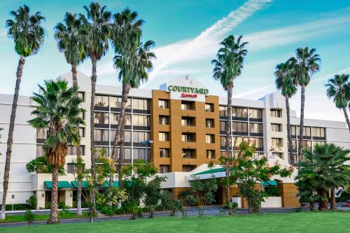 Courtyard by Marriott Riverside UCR/Moreno Valley Area allows 18 year olds to book a room in Riverside