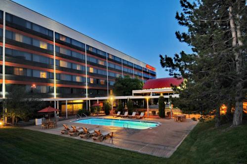 Hampton Inn Denver West Federal Center allows 18 year olds to book a room in Lakewood