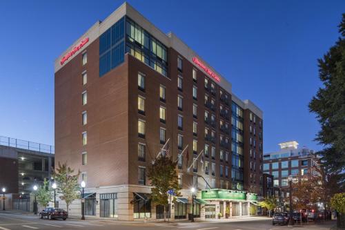 Hampton Inn & Suites Little Rock-Downtown allows 18 year olds to book a room in Little Rock