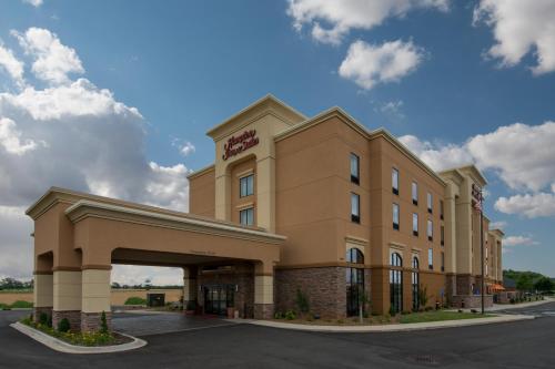 Hampton Inn & Suites Clarksville allows 18 year olds to book a room in Clarksville