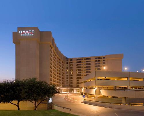 Hyatt Regency DFW International Airport allows 18 year olds to book a room in Dallas