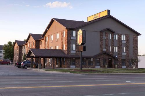 Super 8 by Wyndham Sioux Falls/41st Street allows 18 year olds to book a room in Sioux Falls