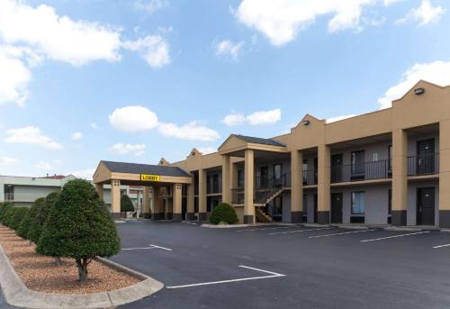 Super 8 by Wyndham Clarksville Northeast allows 18 year olds to book a room in Clarksville