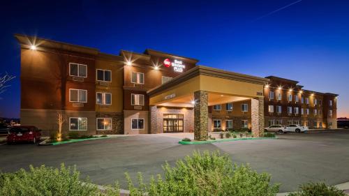 Best Western Plus Desert Poppy Inn allows 18 year olds to book a room in Lancaster