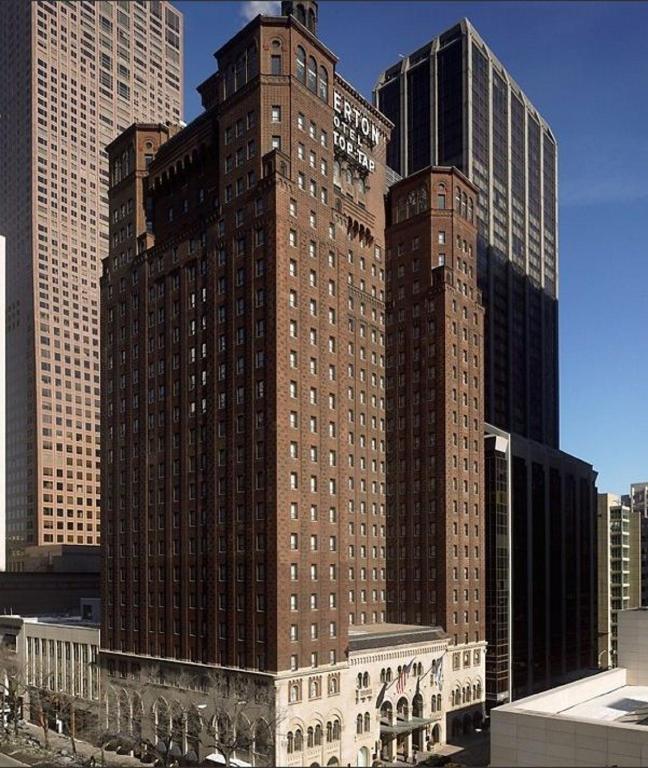 Warwick Allerton Chicago allows 18 year olds to book a room in Chicago