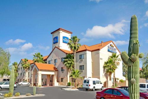 Baymont by Wyndham Tucson Airport allows 18 year olds to book a room in Tucson