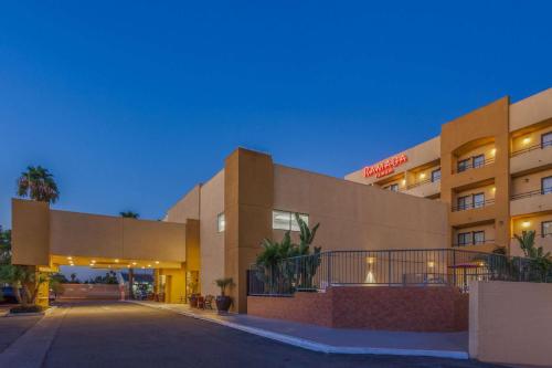 Ramada Plaza by Wyndham Garden Grove/Anaheim South allows 18 year olds to book a room in Garden Grove