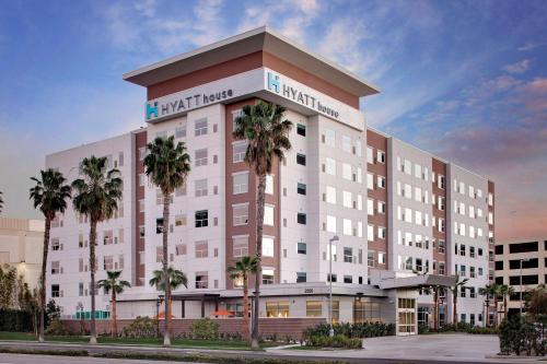 Hyatt House Irvine/John Wayne Airport allows 18 year olds to book a room in Irvine 