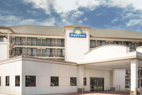 Days Inn by Wyndham Columbus-North Fort Benning allows 18 year olds to book a room in Columbus 