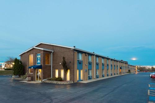 Days Inn by Wyndham Rockford allows 18 year olds to book a room in Rockford