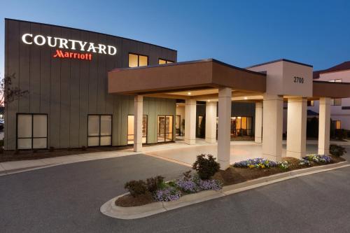 Courtyard Charlotte Airport North allows 18 year olds to book a room in Charlotte