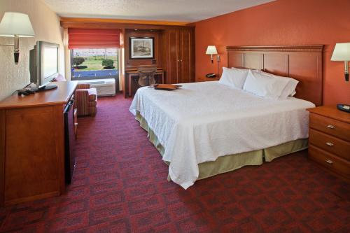 Hampton Inn Joliet/I-55 allows 18 year olds to book a room in Joliet