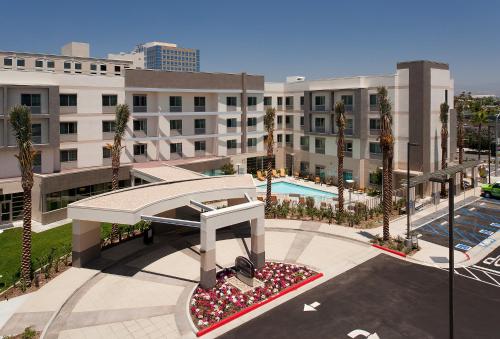 Courtyard by Marriott Santa Ana Orange County allows 18 year olds to book a room in Santa Ana