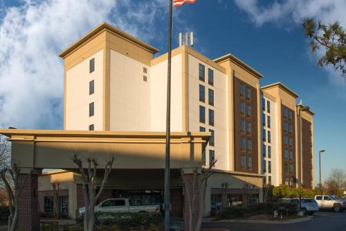 Hampton Inn & Suites Jackson Coliseum allows 18 year olds to book a room in Jackson