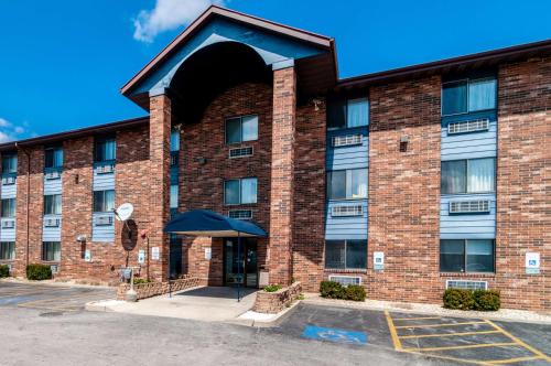 Motel 6-Naperville, IL allows 18 year olds to book a room in Naperville