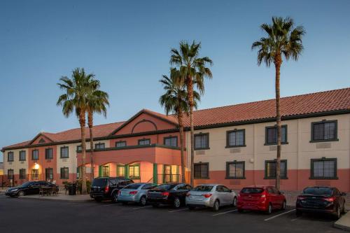 Baymont by Wyndham Phoenix I-10 near 51st Ave allows 18 year olds to book a room in Phoenix