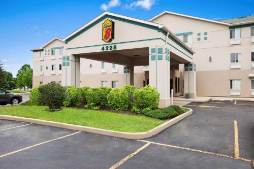 Super 8 by Wyndham Aurora/Naperville Area allows 18 year olds to book a room in Aurora