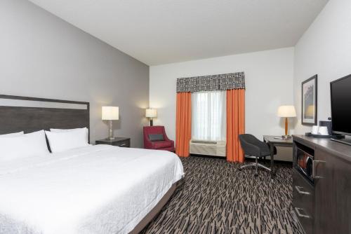 Hampton Inn Akron-South allows 18 year olds to book a room in Akron