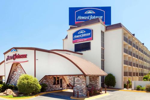 Howard Johnson by Wyndham Arlington Ballpark / Six Flags allows 18 year olds to book a room in Arlington