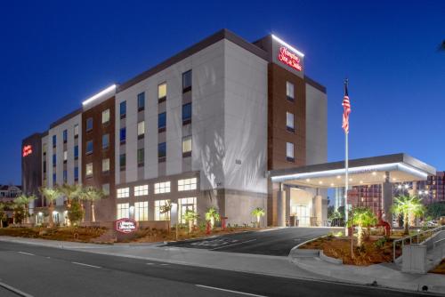 Hampton Inn & Suites Irvine/Orange County Airport allows 18 year olds to book a room in Irvine 