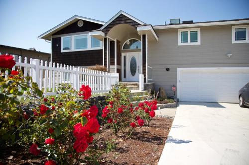 Scenic Lake View Home allows 18 year olds to book a room in Tacoma