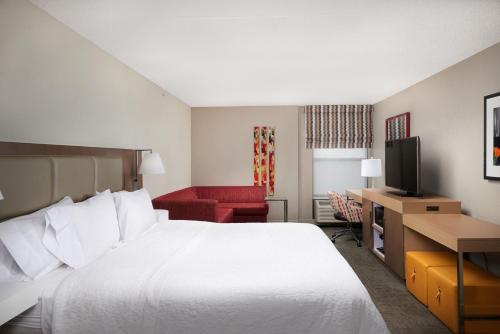 Hampton Inn Glendale-Peoria allows 18 year olds to book a room in Peoria