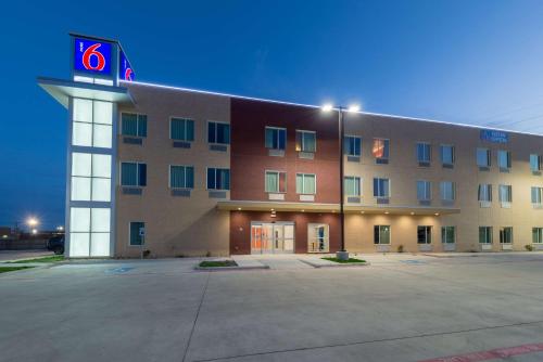 Motel 6-Fort Worth, TX - Fort Worth Saginaw allows 18 year olds to book a room in Fort Worth