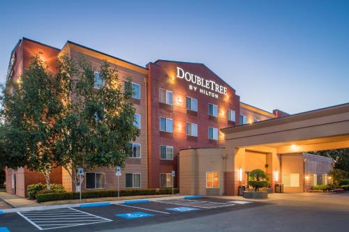 DoubleTree by Hilton North Salem allows 18 year olds to book a room in Salem