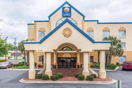 Comfort Inn & Suites Ft.Jackson Maingate allows 18 year olds to book a room in Columbia