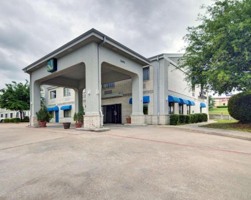 Quality Inn & Suites Grand Prairie allows 18 year olds to book a room in Grand Prairie