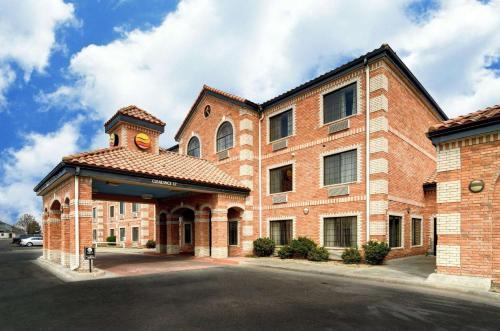 Comfort Inn and Suites Medical West allows 18 year olds to book a room in Amarillo