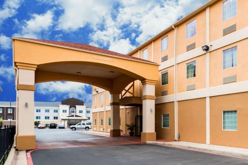 Quality Inn Killeen Forthood allows 18 year olds to book a room in Killeen