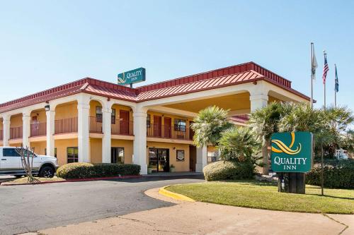 Quality Inn near Casinos and Convention Center allows 18 year olds to book a room in Shreveport