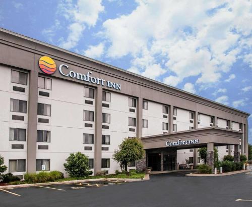 Comfort Inn South - Springfield allows 18 year olds to book a room in Springfield