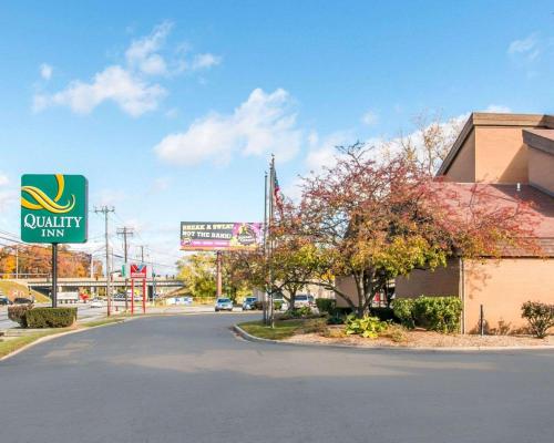 Quality Inn Toledo allows 18 year olds to book a room in Toledo