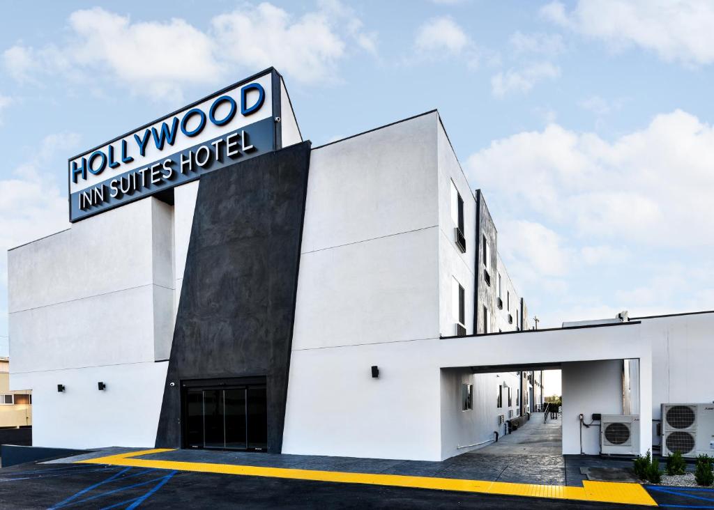 Hollywood Inn Suites Hotel allows 18 year olds to book a room in Los Angeles