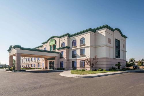 Wingate by Wyndham Spokane Airport allows 18 year olds to book a room in Spokane