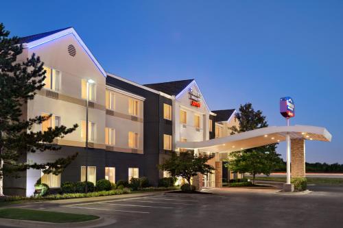 Fairfield Inn & Suites by Marriott Tulsa Central allows 18 year olds to book a room in Tulsa