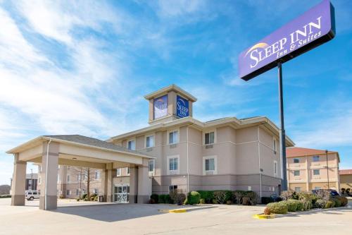 Sleep Inn & Suites near Fort Hood allows 18 year olds to book a room in Killeen