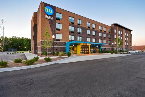 Tru By Hilton Sterling Heights Detroit allows 18 year olds to book a room in Sterling Heights