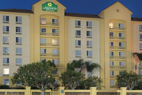 La Quinta by Wyndham Ontario Airport allows 18 year olds to book a room in Ontario