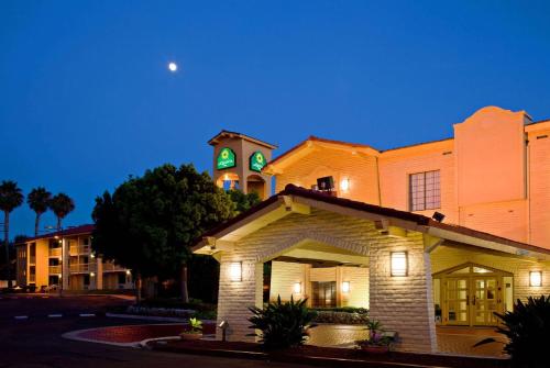 La Quinta Inn by Wyndham San Diego Chula Vista allows 18 year olds to book a room in Chula Vista