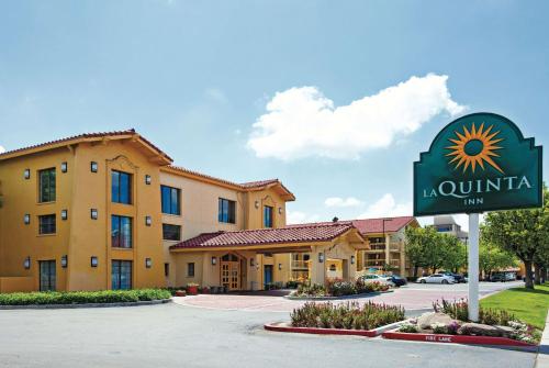 La Quinta Inn by Wyndham Fresno Yosemite allows 18 year olds to book a room in Fresno