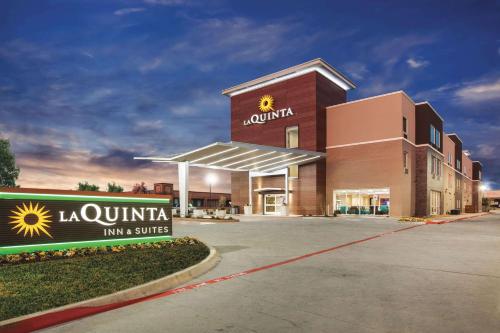 La Quinta by Wyndham Dallas Northeast-Arboretum allows 18 year olds to book a room in Garland