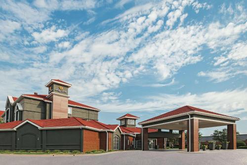 La Quinta by Wyndham Fort Worth City View allows 18 year olds to book a room in Fort Worth