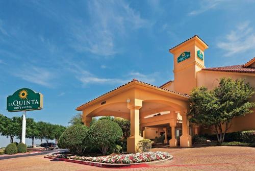 La Quinta by Wyndham Dallas DFW Airport North allows 18 year olds to book a room in Irving