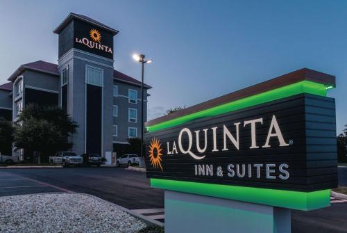 La Quinta by Wyndham San Antonio Northwest allows 18 year olds to book a room in San Antonio