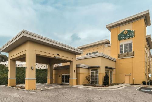 La Quinta by Wyndham Knoxville Central Papermill allows 18 year olds to book a room in Knoxville